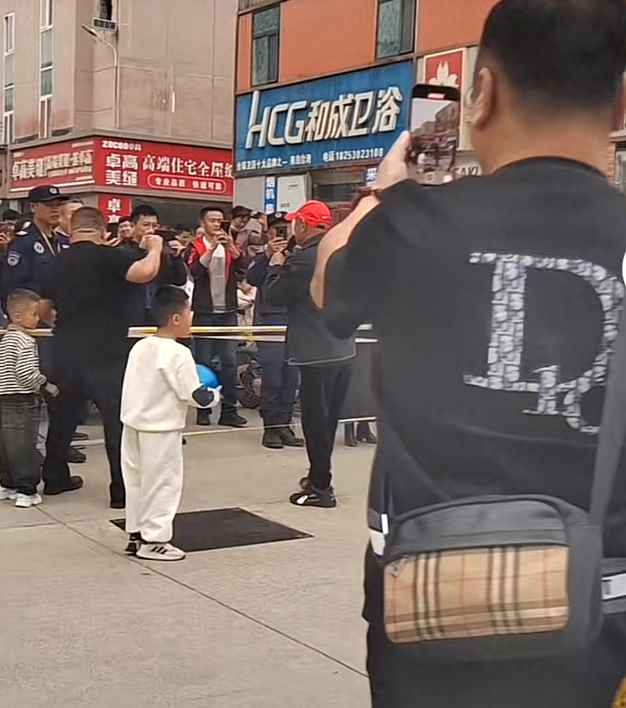 61岁谢东现身小县城商演！5万元唱三首歌，晚年生活过得并不潇洒