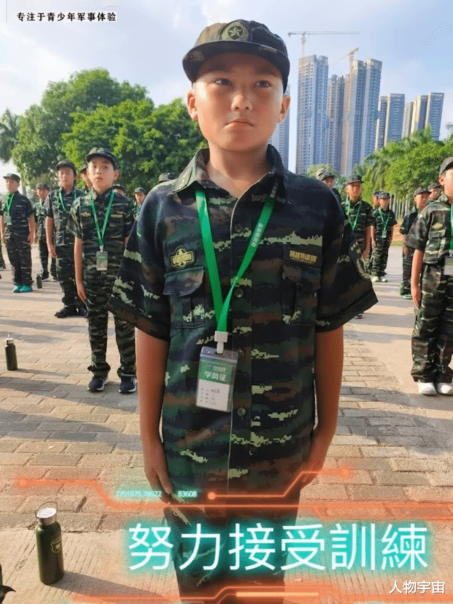 她是昔日少男杀手嫁陈国坤,今帅气儿子文武双全被赞有家教好懂事