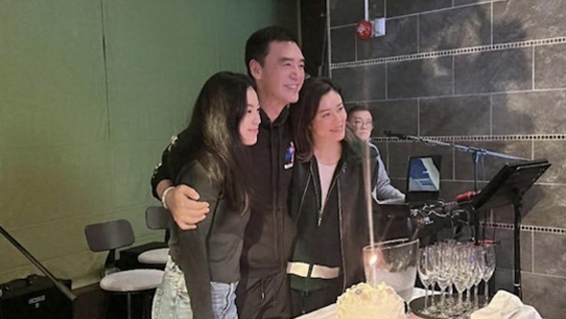 梁家辉为钟镇涛庆祝71岁生日，两人合唱很尽兴，相识50年情如兄弟