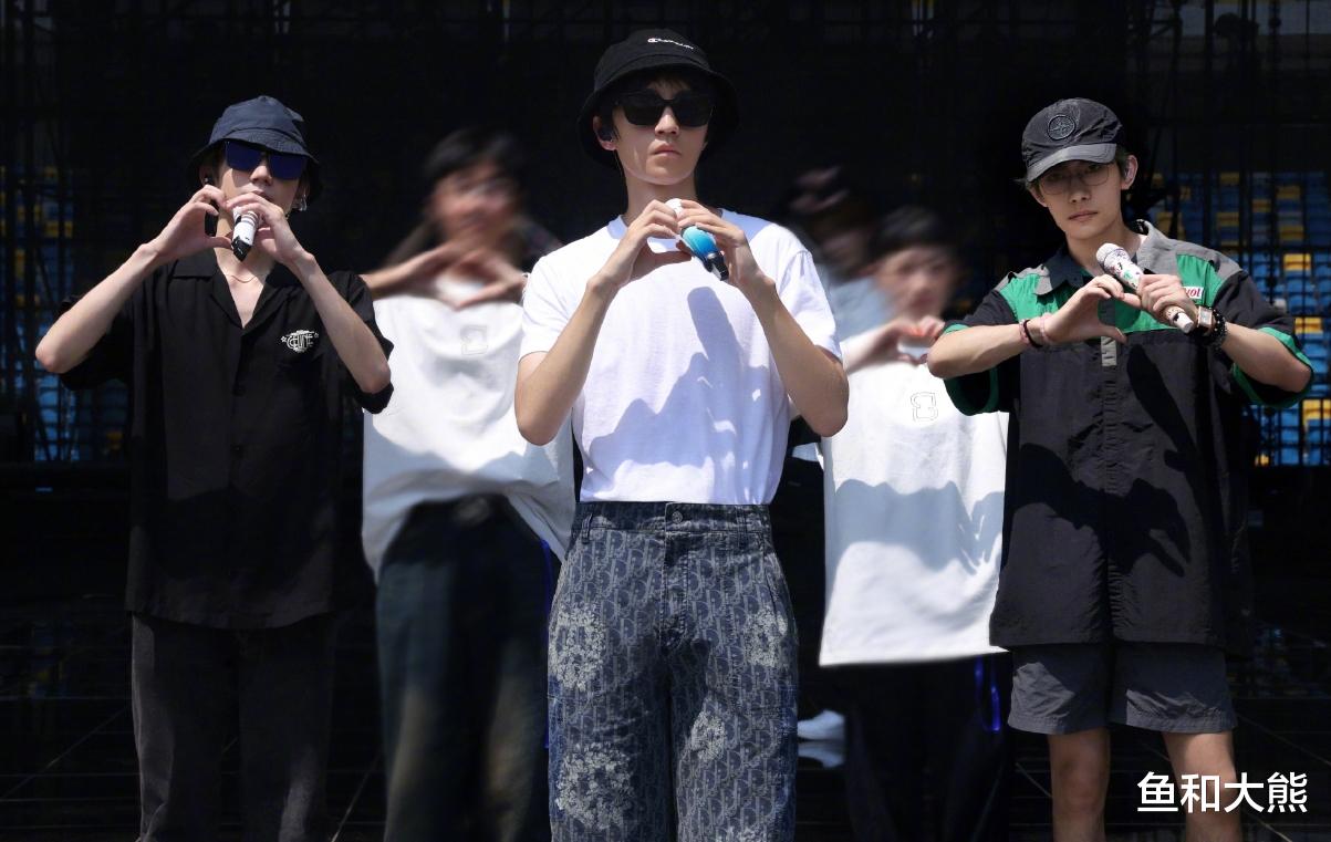 TFBOYS官宣解散?官微踩点发文高调告别,三家互嘲场面难看