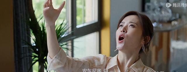 一屋子专业演员，硬是没演过央视主持人，难怪差评一片