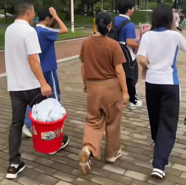 四丫头带三小只回深圳,孙辉仪态被夸赞,孙海洋在老家照顾父亲