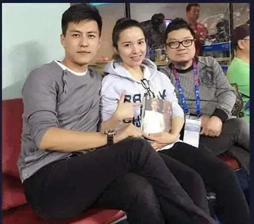 靳东老婆庆小儿子满7岁,弟弟近照曝光长大了,嘴巴像爸爸超帅气