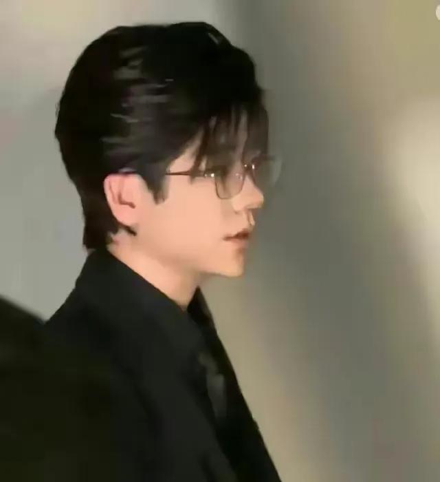 《李诞》爆改形象引围观网友呼吁潮流之风需审慎