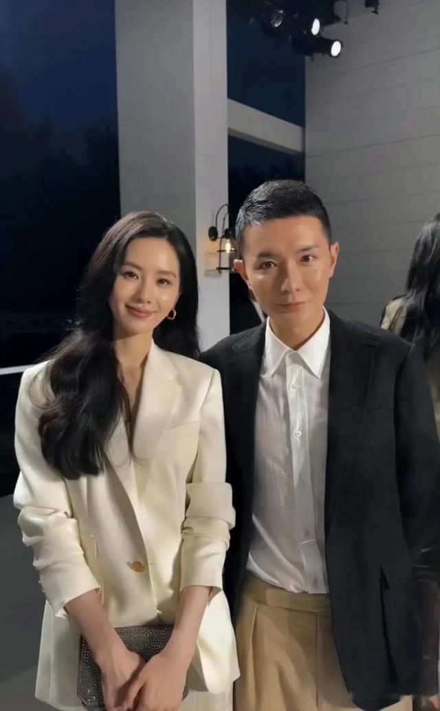 朱珠这次杀疯了,美得跟刘诗诗不相上下,韩国神颜郑秀晶沦为陪衬