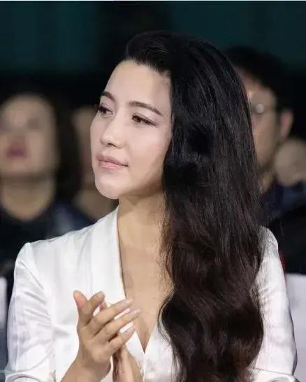 52岁的颜丙燕是丰腴的美，仪态万千的美。（附小视频，高清美图）