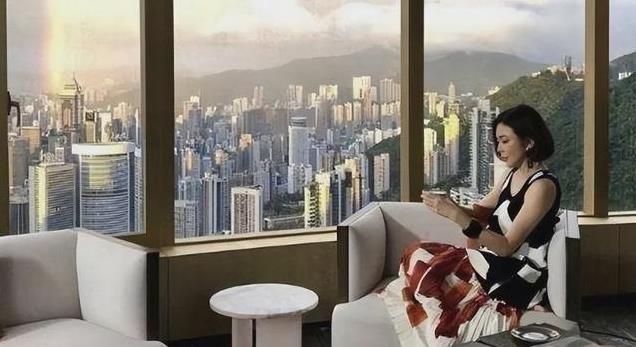 62岁关之琳敦煌约会已婚富豪，举止亲昵引争议，正妻发文感谢