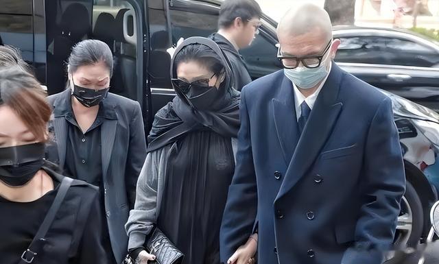 大S与具俊晔灵堂牵手亮相,婆媳不和也要站一排?网友:求剧透!