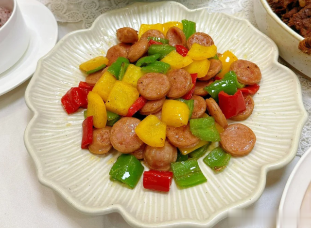 女子第一次到男友家吃饭，婆婆换着花样做饭，妈妈却说：趁早分手