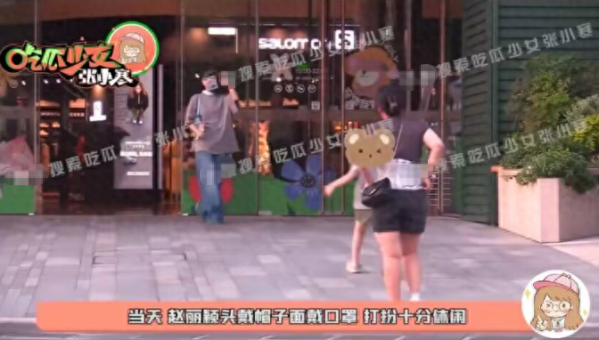 赵丽颖携子公园溜达,母子互动有爱,想想特黏妈妈