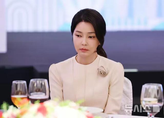 整容魔咒！52岁韩国第一夫人：娃娃脸憔悴，身形佝偻，压力山大