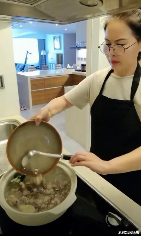大S家的保姆，给玥儿做的菜看着好高级，煲的汤似乎很好喝