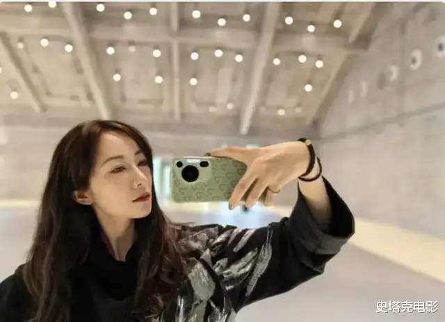 41岁韩雪发布「未修生图」:小短裙长筒袜很撩人,不过评论却翻车