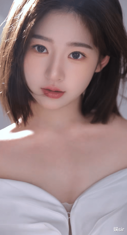 黄一鸣又整活!一个人穿白抹胸裙拍婚纱照,自曝收到男网友求爱信!