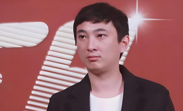 黄一鸣和王思聪牵手照曝光！女方挺孕肚挑选母婴用品，思聪很谨慎