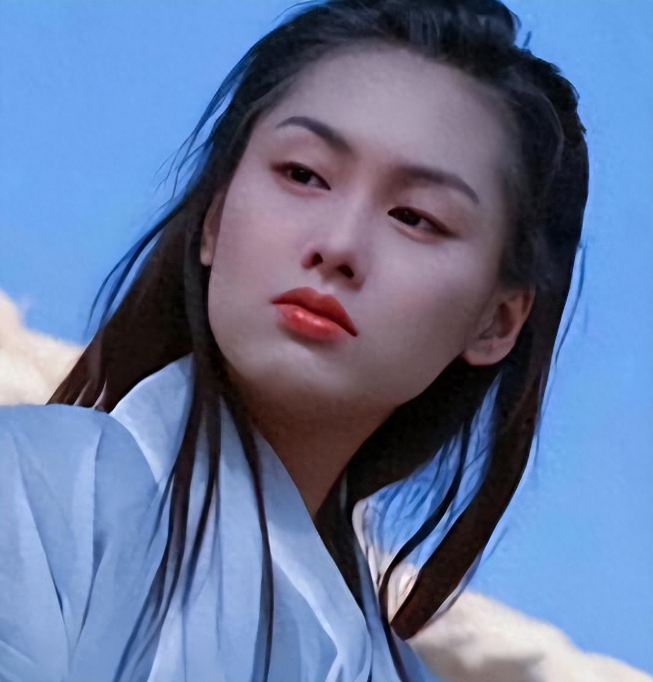 53岁朱茵老态明显，住深山残屋，开2万块破车，却称嫁给他很幸福