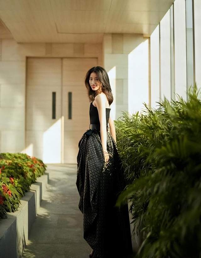 被称初恋女神，娱乐圈男神收割机，气质出众，30岁的她戏红人不红