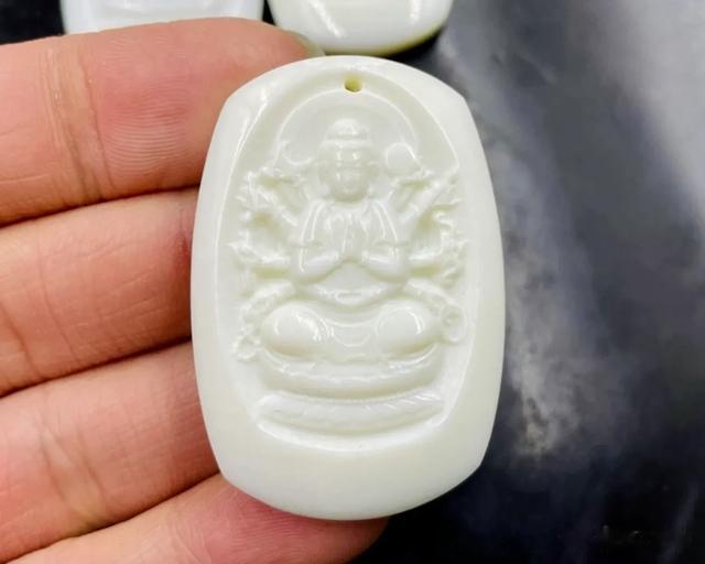 和田玉里的“高瓷白”！神似老玉的鸡骨白籽料“北极熊”！