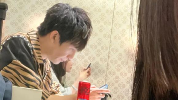 大张伟近照曝光，一天只吃一顿饭腿细成竿，与妻子刘迎双双变瘦