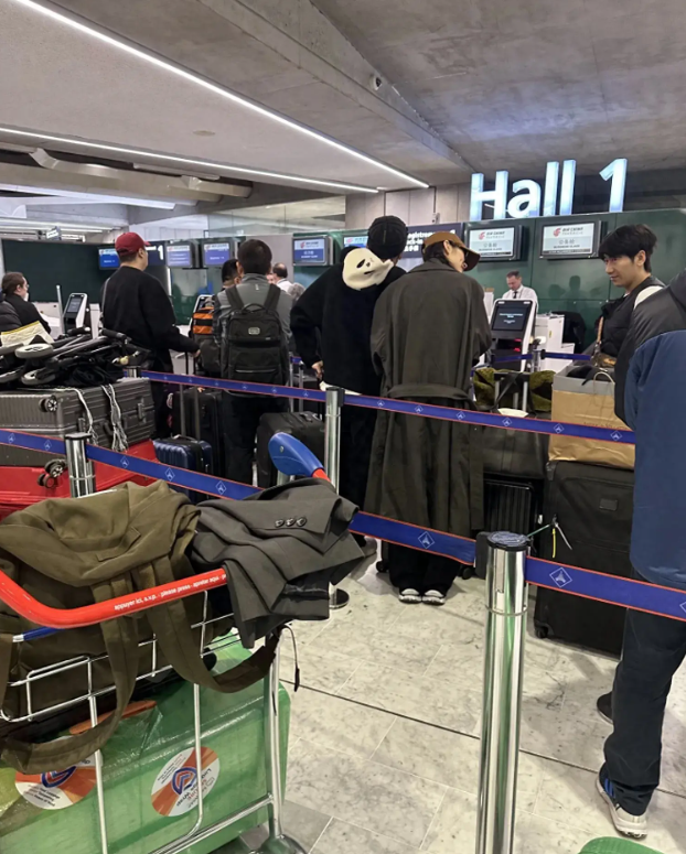 刘雯井柏然机场被偶遇,刘雯扎两麻花辫好小女人 挽着井宝幸福甜蜜