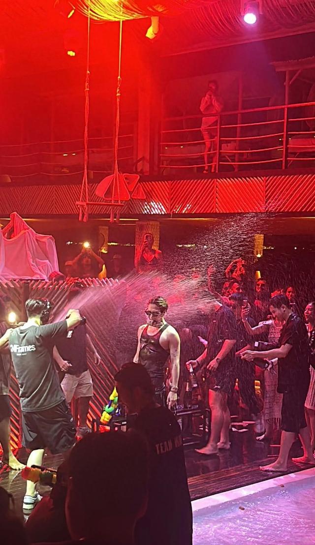 张馨月参加王嘉尔生日派对,网友 -太美了!