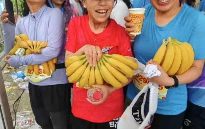 奖牌不足，物资靠抢？辽宁鲅鱼圈马拉松被指混乱收场