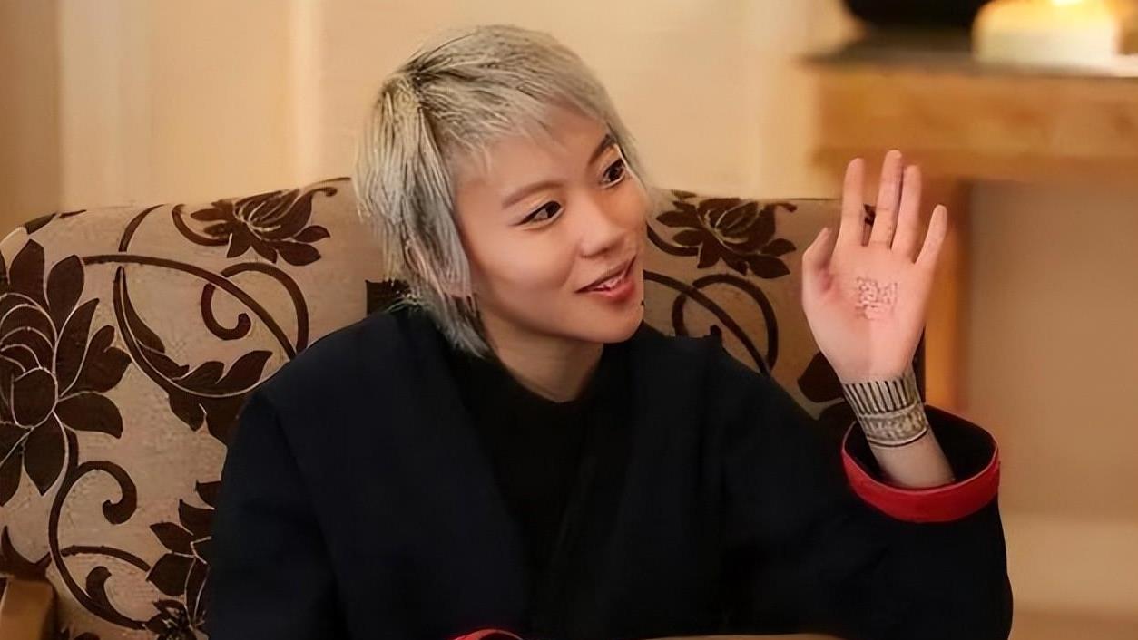 同样都是王菲的女儿，窦靖童和李嫣，她们的人生有何不同？