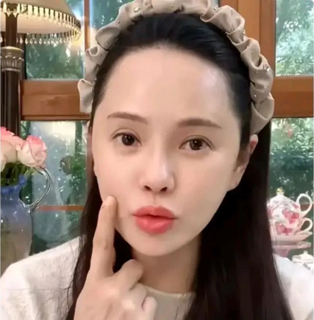 53岁朱茵和58岁吴君如一夜间就老了,56岁伊能静却依然美得很坚挺