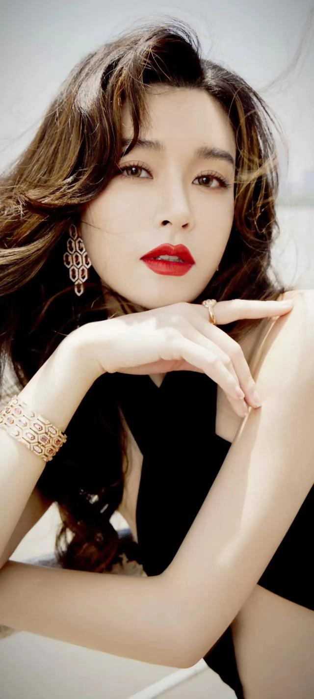 文咏珊的背真的好看,线条感非常柔美