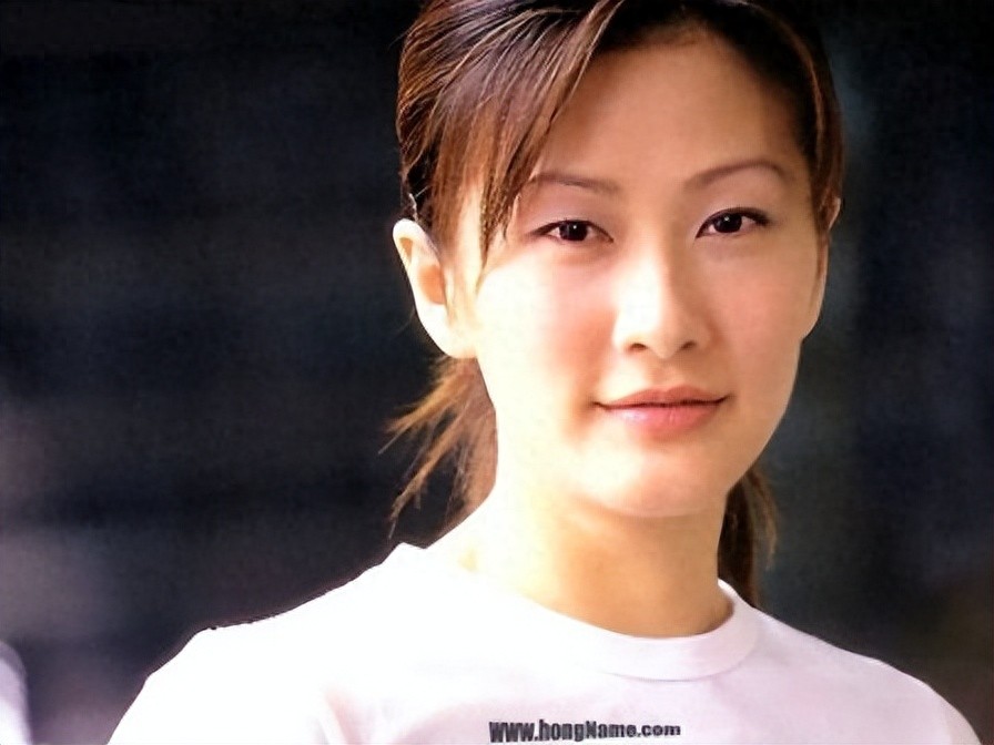 陈慧珊:2段婚姻,36岁才做妈妈,丈夫破产,41岁转行当老师