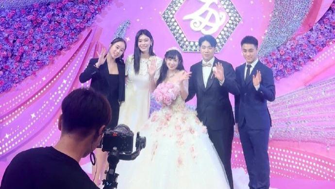 特步千金与七匹狼公子大婚，奚梦瑶现身祝福，身穿白裙抢尽风头