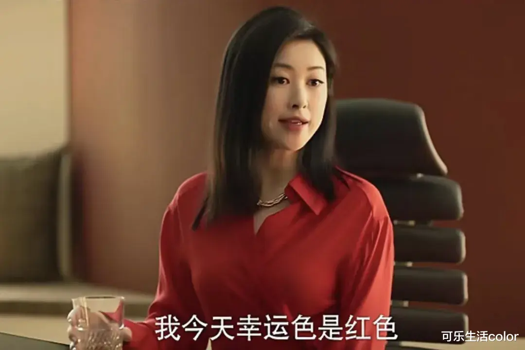 顶级名媛摆地摊？为爱放弃事业，曾放言唔忧嫁！三个靓女一齐做“换装骚”，被赞靓爆镜～