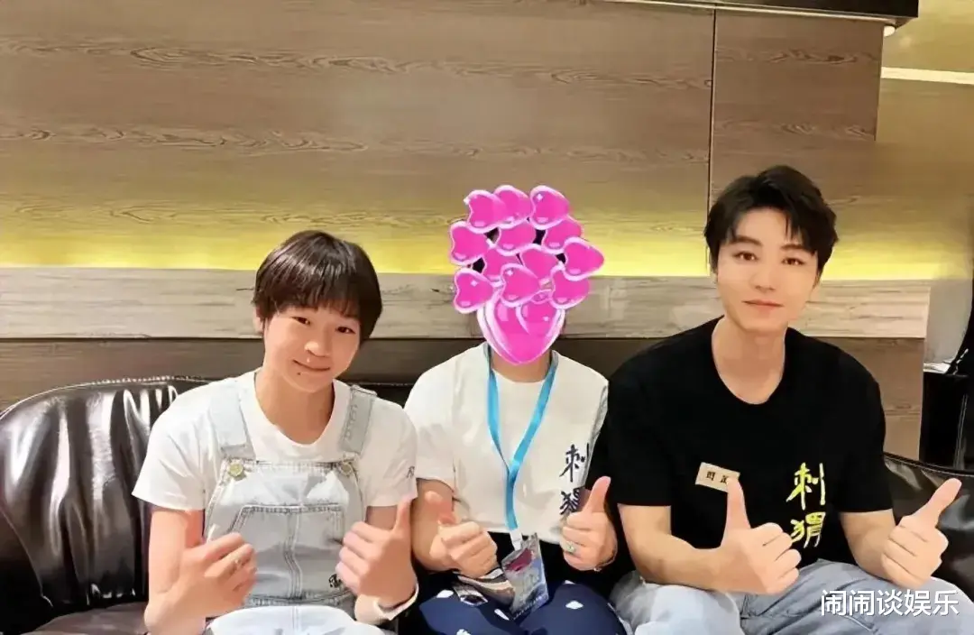 全红婵参加王俊凯新片首映,背23000元的大牌包包,乌龟配饰价值7400元!