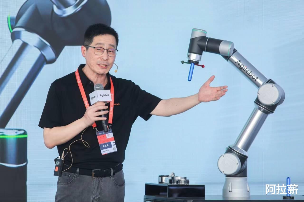 无论工业机器人还是人形机器人，最终拼的是软件