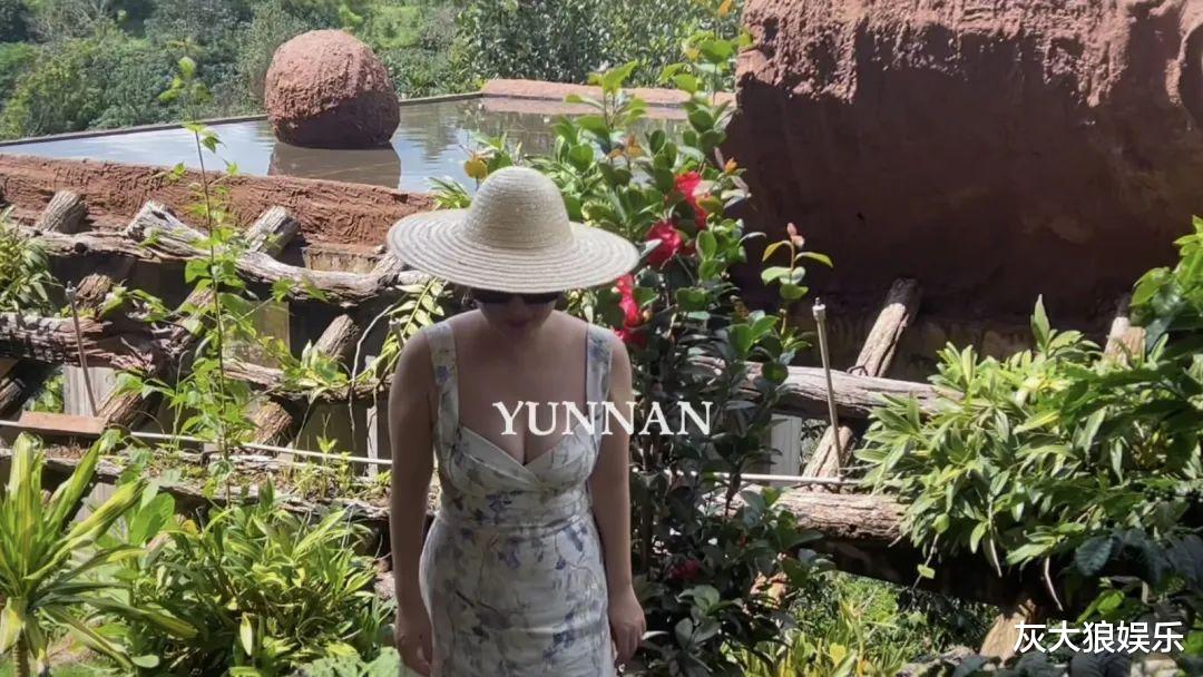 霍思燕大秀好身材，穿吊带，膀大腰圆，风韵犹存，老公一脸宠溺