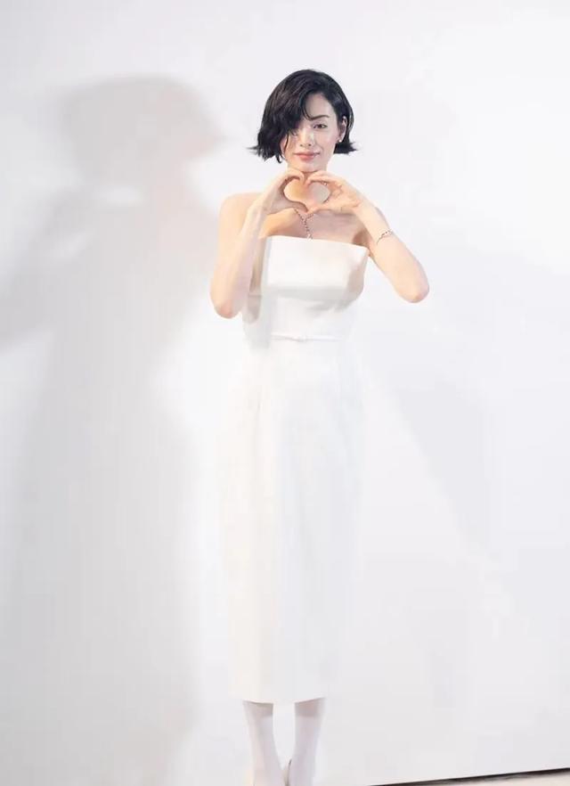 韩国女星林珍娜出席活动，短发造型搭配水光肌，气场越来越浑浊了