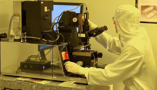 科技进步了总有人着急，荷兰正式宣布，谴责国产光刻机是“山寨”