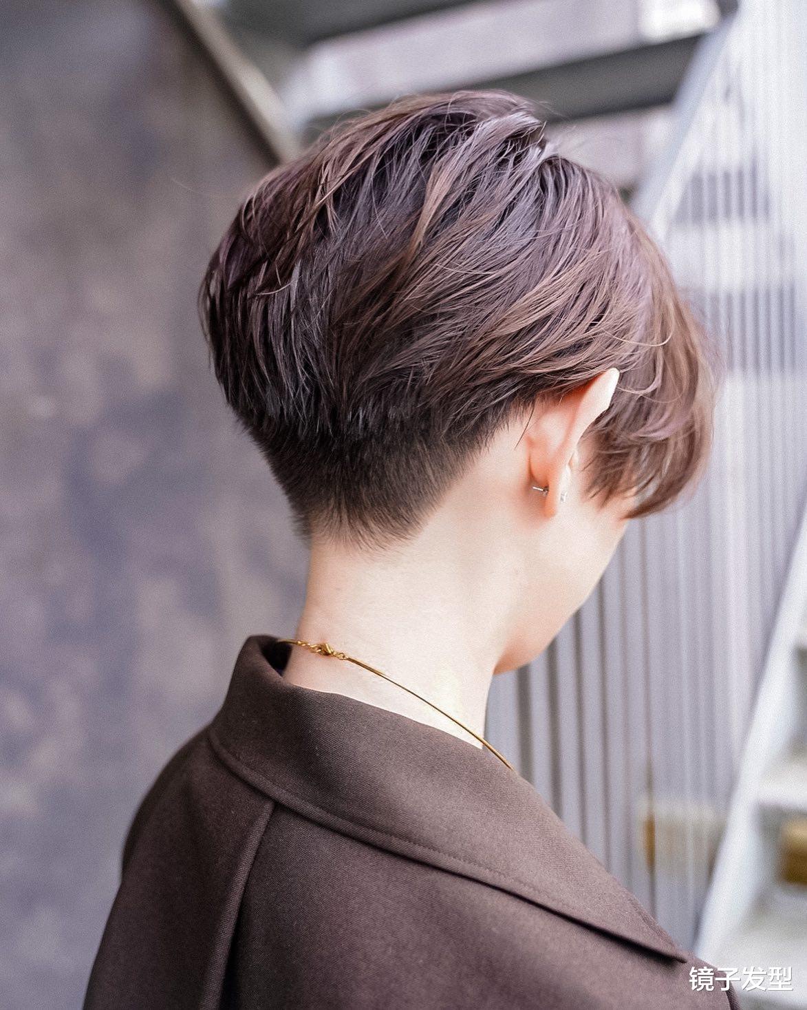 两侧掏空搭配推后脖短发：个性时尚的发型新选择