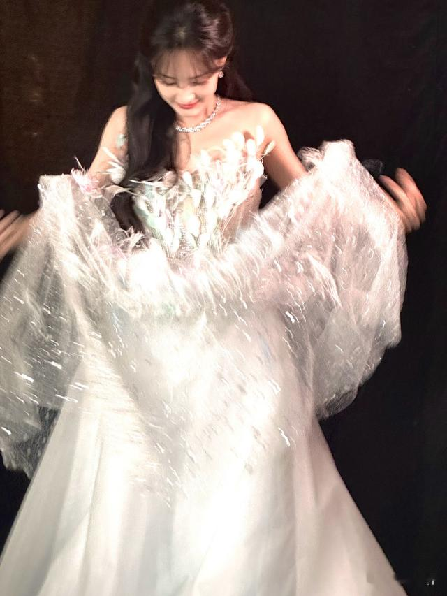 上海这一夜，李沁的美脚，董洁的臀，关晓彤的香肩，钟楚曦的腿