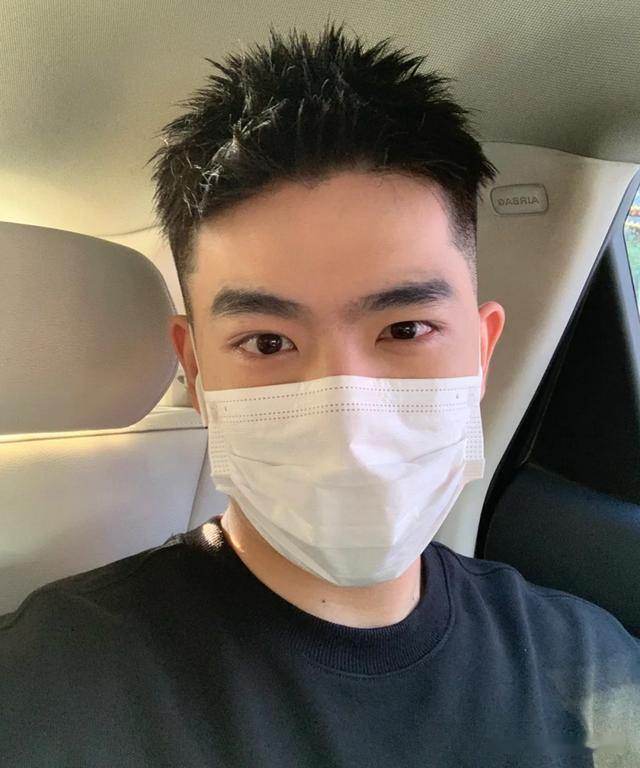 “两边铲光,中间留长”,这3款潮流发型,让你秒变阳光型男