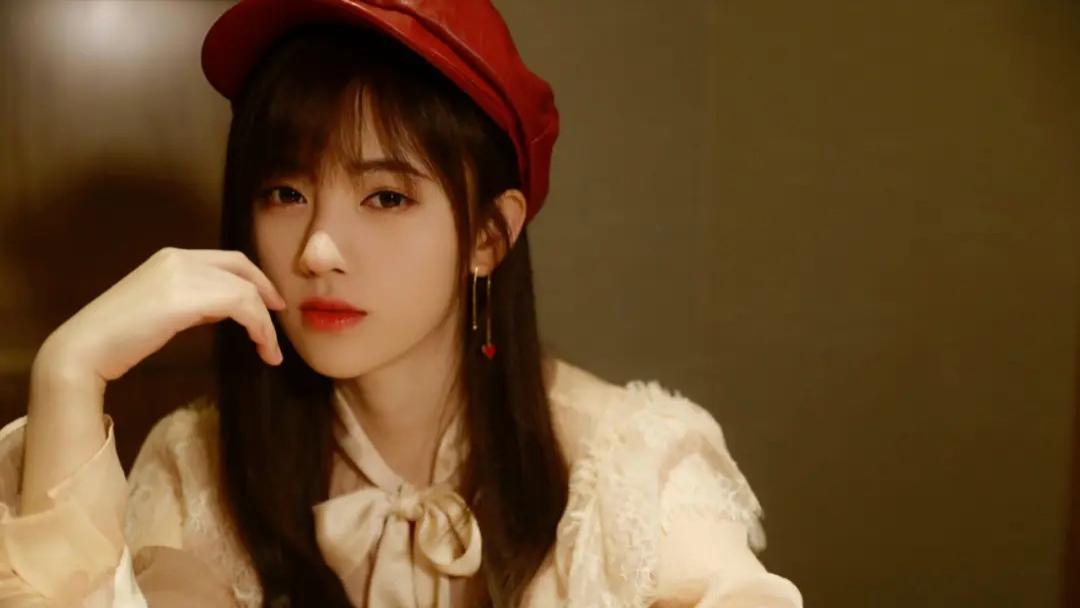 鞠婧祎8大离谱妆容：吐血不敢弄花半永久妆，守丧也要浓妆涂红唇