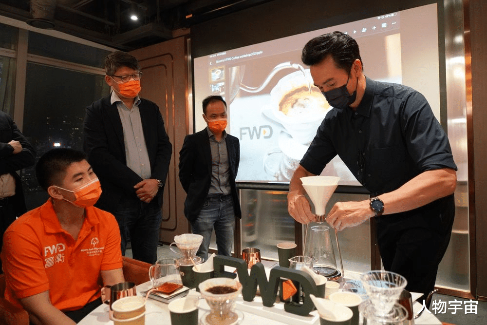 他是TVB视帝有生意头脑，逆市开6家门店，煮咖啡给老婆，前女友走宝