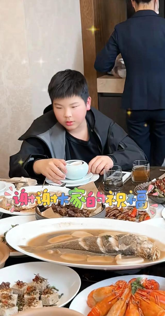 黄圣依杨子家族盛宴:庆祝安迪豪华生日派对,展现家庭温馨与和谐