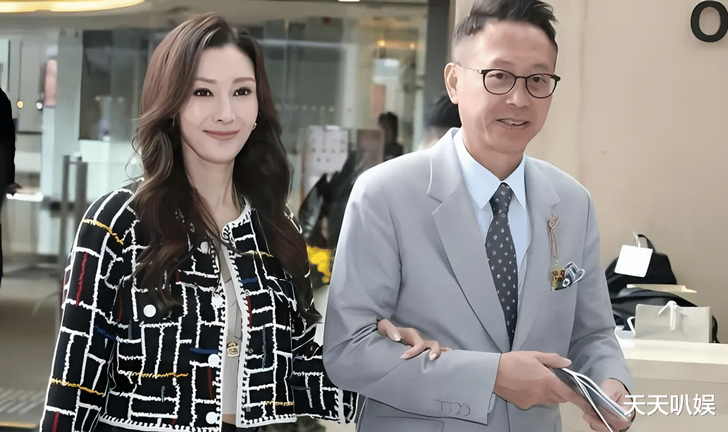 54岁李嘉欣艳压群芳现身贵妇生日会，合照边缘也抢镜