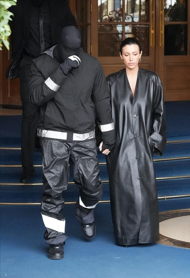 坎爷老婆在巴黎“好好穿衣”!穿皮风衣成女神,坎爷蒙脑袋变奇葩