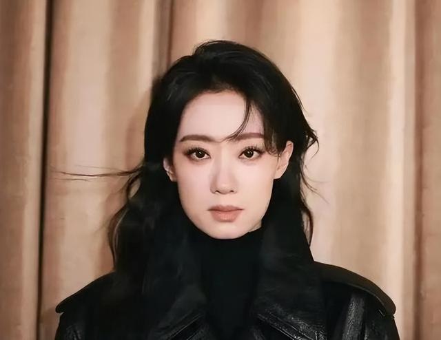 曝张小斐独自开车出门,几公里路违章6次,网友怒斥:素质太低了