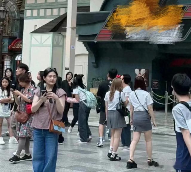 快50岁的大S梳着两个马尾辫,穿着宽大牛仔裤,气质和具俊晔相近