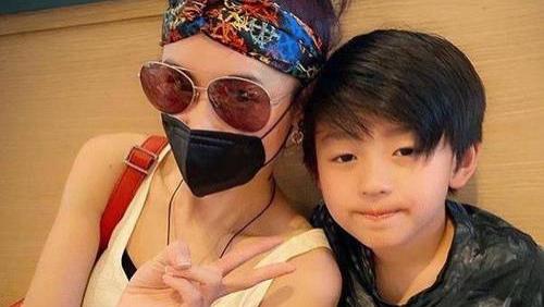 张柏芝15岁次子近照曝光，网友：完美继承爸妈神颜，建议出道！