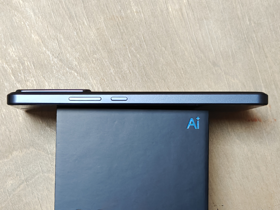 7000mAh大电池塞入8.5mm机身 陨石黑 真我Neo7开箱上手质感十足