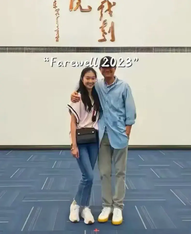 马伊琍女儿父亲节晒照：与爸爸文章罕见同框，父女歪头卖萌超可爱